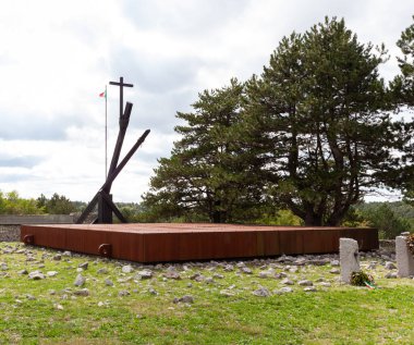 Foibe di Basov. İtalya 'da Foibe adlı obruklardan birinde bulunan anıt alanı, 2. Dünya Savaşı sonunda Yugoslav partizanlar tarafından işlenen katliamlarda ölenlerin cesetlerini ortadan kaldırmak için kullanılıyor. İtalya