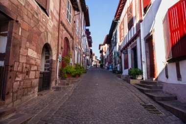 Saint Jean Pied de Port, Fransa - 27 Temmuz 2022: Saint Jean Pied de Port 'un tipik evleri, Fransa' nın St. James yolu boyunca uzanan en güzel köyü