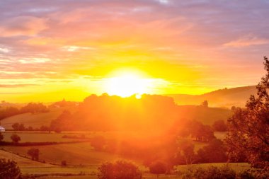 Bulutlu gökyüzündeki Fransız tepelerinin üst manzarası. Güneş doğarken Chemin du Puy boyunca doğa manzarası. Aziz James 'in yolu. Ostabat, Fransa