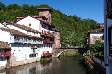 Nive Nehri üzerindeki ana köprü St. James Yolu 'nun Aziz Jean Pied de Portfamous köyünden geçiyor.