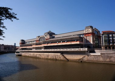 Bilbao, İspanya - 02 Ağustos 2022: Nervion Nehri 'ndeki tarihi La Ribera Pazarı