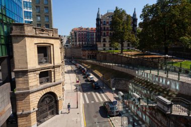 Bilbao, İspanya - 02 Ağustos 2022: Uribitarte Caddesi, ön planda eski Franco depozitosunun ön cephesi, arka planda Albiya binası ve Isozaki Atea mimari kompleksi, daha sonraki taraflarında görüldü..