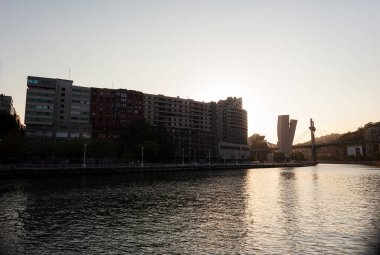 Nervion Nehri. Gün batımında Bilbao nehri manzarası