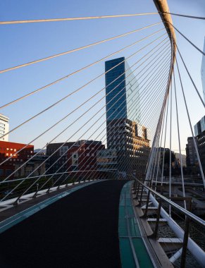 Bilbao, İspanya - 02 Ağustos 2022: Bilbao 'daki Zubizuri kemer köprüsü Mimar Santiago Calatrava tarafından tasarlandı