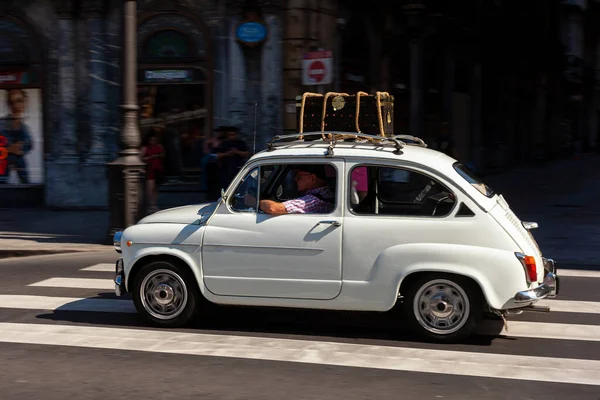 Бильбао Испания Августа 2022 Старый Белый Fiat 600 Городской Автомобиль — стоковое фото