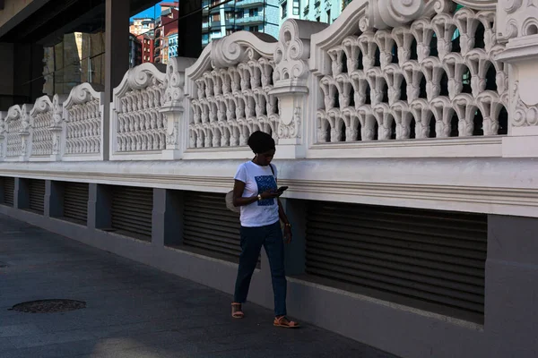 スペイン ビルバオ2022年8月2日 携帯電話を手にビルバオ市内を歩く黒人女性 — ストック写真