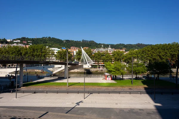 西班牙毕尔巴鄂 2022年8月2日 Zubizuri桥景观 — 图库照片