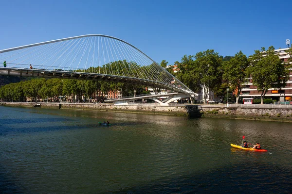 スペイン ビルバオ 2022年8月2日 白い橋のためのズビズリ バスク カンポ ヴォランタン橋またはプエンテ カンポ ヴォランタン Puente — ストック写真