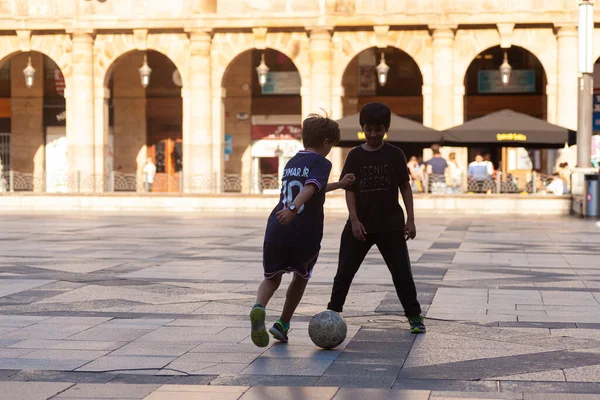 Bilbao España Agosto 2022 Dos Niños Felices Jugando Fútbol Calle —  Fotos de Stock