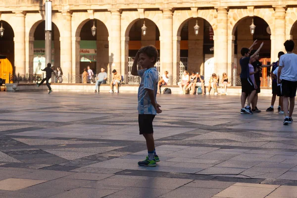 スペイン ビルバオ2022年8月2日 アルゼンチンのメッシTシャツを着た子供がビルバオ広場でサッカーをする — ストック写真