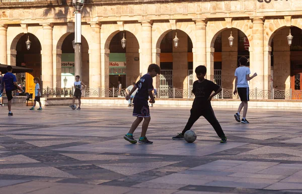 Bilbao España Agosto 2022 Niños Jugando Fútbol Juntos Plaza Bilbao —  Fotos de Stock