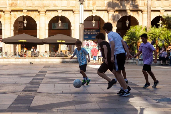 スペイン ビルバオ2022年8月2日 野球でサッカーをする子どもたちのグループ — ストック写真
