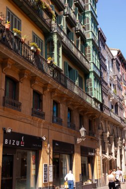 Bilbao, İspanya - 02 Ağustos 2022: Casco viejo adlı eski kasabadaki evlerin manzarası