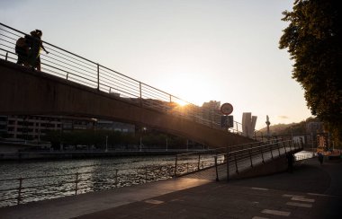 İnsanlar köprüde Sunset, Bilbao ile yürüyor. İspanya