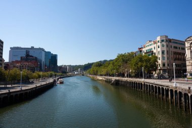 Bilbao, İspanya - 02 Ağustos 2022: Zubizuri Köprüsü