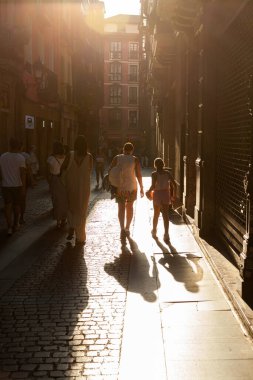 Bilbao, İspanya - 02 Ağustos 2022: Güneşli bir günde Bilbao şehir merkezinde yürüyen insanlar