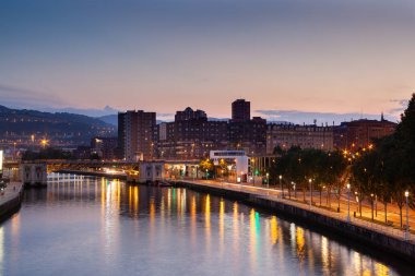 Bilbao, İspanya - 02 Ağustos 2022: Gün batımında Deustuko Zubia Köprüsü manzarası