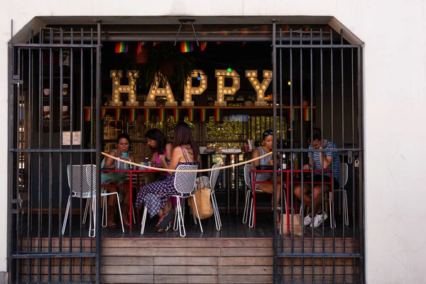 스페인 빌바오 2022 사람들 술집에서 시간에 밖에서 이야기하다 — 스톡 사진