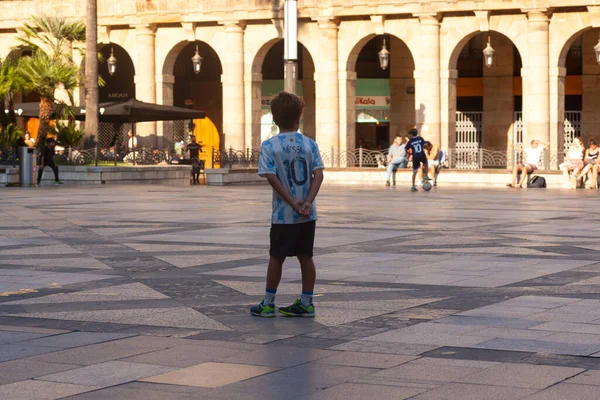 スペイン ビルバオ2022年8月2日 アルゼンチンのメッシTシャツを着た子供がビルバオ広場でサッカーをする — ストック写真