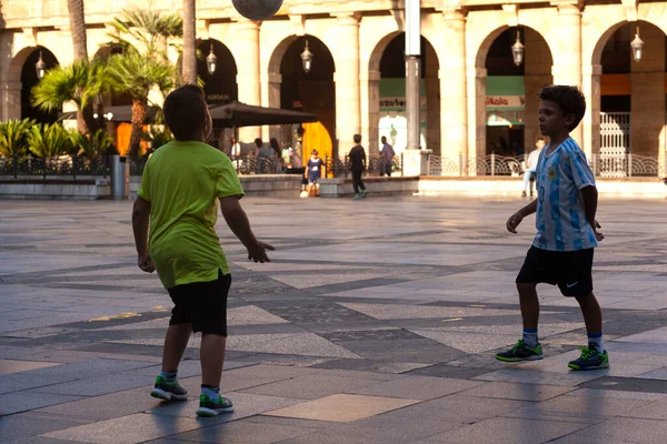 スペインのビルバオ 2022年8月2日 路上でサッカーをしている幸せな子供たちの会社 — ストック写真