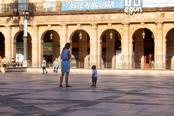 Bilbao España Agosto 2022 Madre Joven Mirando Hijo Medio Plaza — Foto de Stock