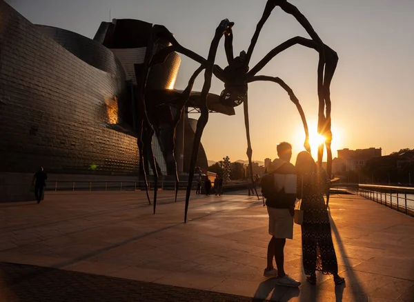Bilbao Spanya Ağustos 2022 Günbatımında Louise Bourgeois Guggenheim Müzesi Ndeki — Stok fotoğraf
