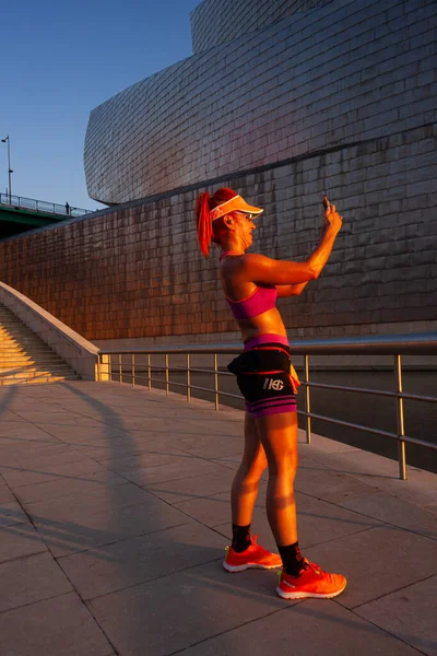 Bilbao Spanien Augusti 2022 Fit Brun Kvinna Sportkläder Med Perfekt — Stockfoto