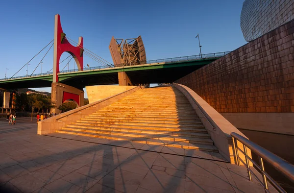 Bilbao Spanya Ağustos 2022 Guggenheim Müzesi Nin Merdivenlerinden Salve Köprüsü — Stok fotoğraf