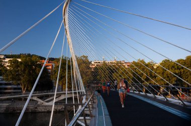 Bilbao, İspanya - 02 Ağustos 2022: Bilbao 'daki Zubizuri kemer köprüsü Mimar Santiago Calatrava tarafından tasarlandı