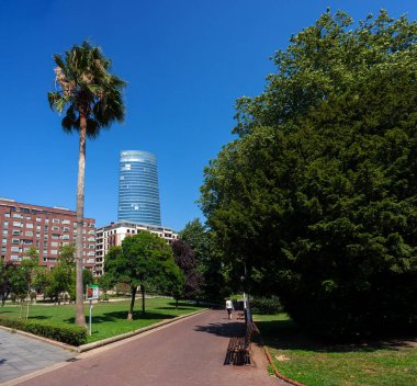 Bilbao, İspanya - 02 Ağustos 2022: Parktan Iberdrola Kulesi manzarası