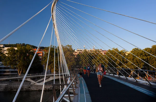 Μπιλμπάο Ισπανία Αυγούστου 2022 Πεζογέφυρα Zubizuri Στο Μπιλμπάο Σχεδιασμένη Από — Φωτογραφία Αρχείου
