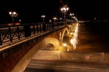 Bordeaux, Fransa 'daki Pont de Pierre' in gece manzarası