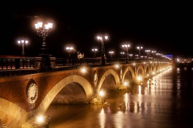 Bordeaux, Fransa 'daki Pont de Pierre' in gece manzarası