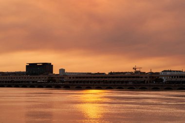 Bordeaux 'da gün batımında Garonne nehri ve nehir kenarı manzarası