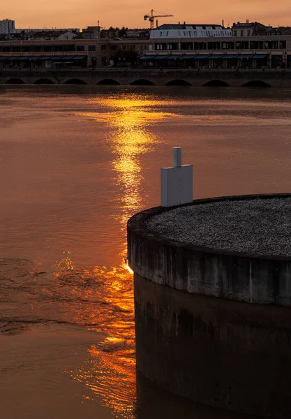Lumière Solaire Métallique Sur Eau Reflet Orange Dans Eau Garonne — Photo