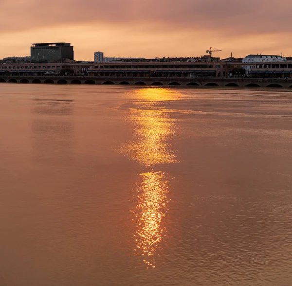 ボルドーの日没時のガロンヌ川と川沿いの景色 — ストック写真