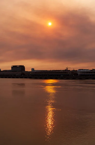 Widok Rzekę Garonne Brzeg Rzeki Zachodzie Słońca Bordeaux — Zdjęcie stockowe
