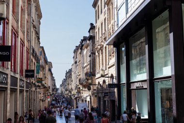 Bordeaux, Fransa, 18 Temmuz 2022: İnsanlar Bordeaux şehrinin merkezindeki Rue Sainte-Catherine 'de yürüyor. Rue Sainte-Catherine, 1.2 km uzunluğunda bir yaya sokağı, Bordeaux 'nun ana alışveriş caddesi.