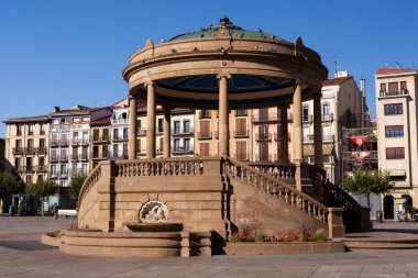 Pamplona, İspanya - 2 Ağustos 2022: Eski Pamplona kasabasındaki kale meydanındaki Pavilion anıtı