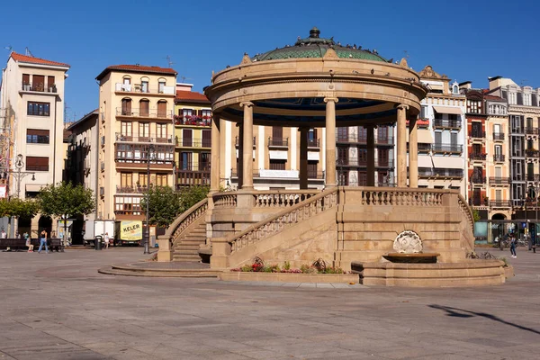 スペインのパンプローナ 2022年8月2日 旧市街パンプローナの城広場のパビリオン記念碑 — ストック写真