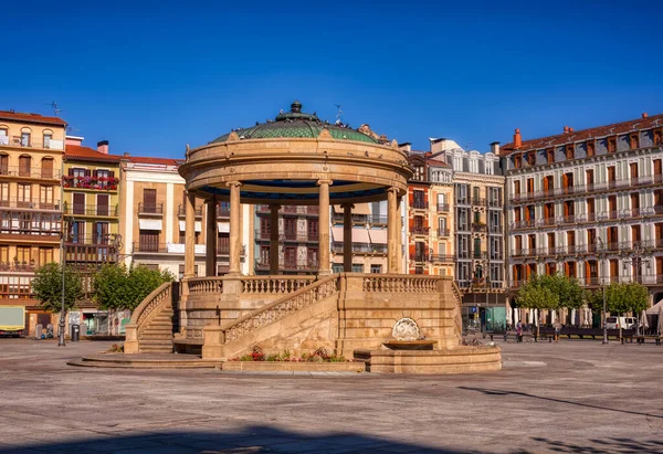 スペイン パンプローナ2022年8月2日スペイン パンプローナの旧市街にある城広場のパビリオン記念碑 — ストック写真