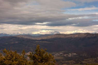 Slovenya, Mont St Gabriel 'den kar manzaralı Krn dağı
