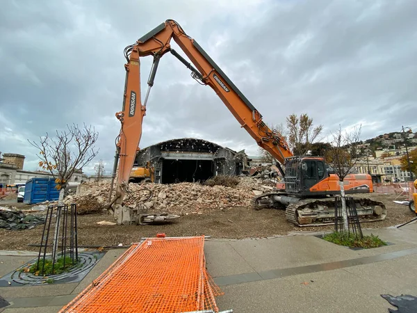 Excavadora Cargadora Durante Demolición Sala Teatro Multifuncional Para Actuaciones Llamada — Foto de Stock