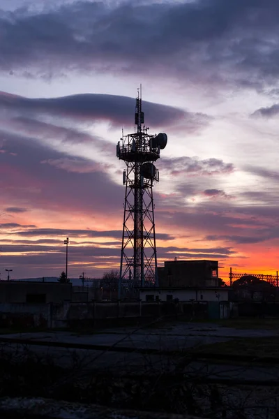 Widok Wieży Telekomunikacyjnej Antena Anteny Satelitarnej Zachodzie Słońca Tle Nieba — Zdjęcie stockowe