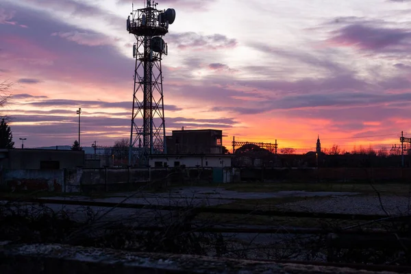 Widok Wieży Telekomunikacyjnej Antena Anteny Satelitarnej Zachodzie Słońca Tle Nieba — Zdjęcie stockowe