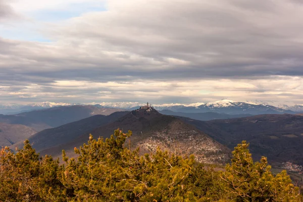 聖ガブリエル山の頂上からの眺めは イタリア語でモンテ サント スロベニア語でスヴェタ ゴラと呼ばれ 上記の聖域があります — ストック写真