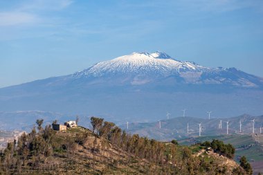 Etna yanardağının karlı silueti güzel güneşli bir günde Morgantina, Orta Sicilya kırsalından görüldü.