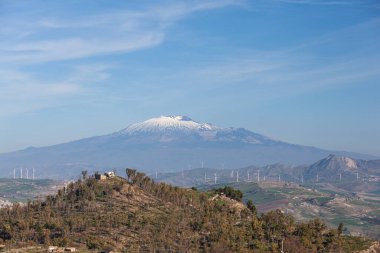 Etna yanardağının karlı silueti güzel güneşli bir günde Morgantina, Orta Sicilya kırsalından görüldü.