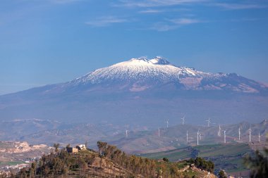 Sicilya 'da, arka planda Etna volkanı olan antik Yunan şehri Morgantina' nın panoramik manzarası