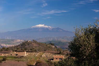 Sicilya 'da, arka planda Etna volkanı olan antik Yunan şehri Morgantina' nın panoramik manzarası